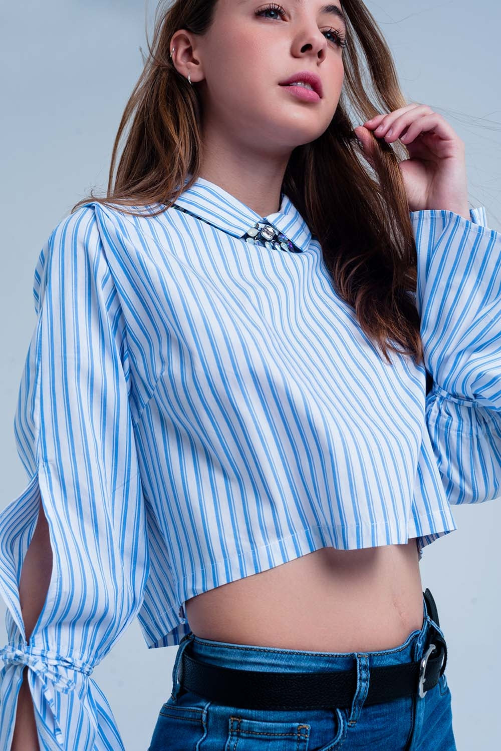 Camisa cropped de rayas en azul Q2