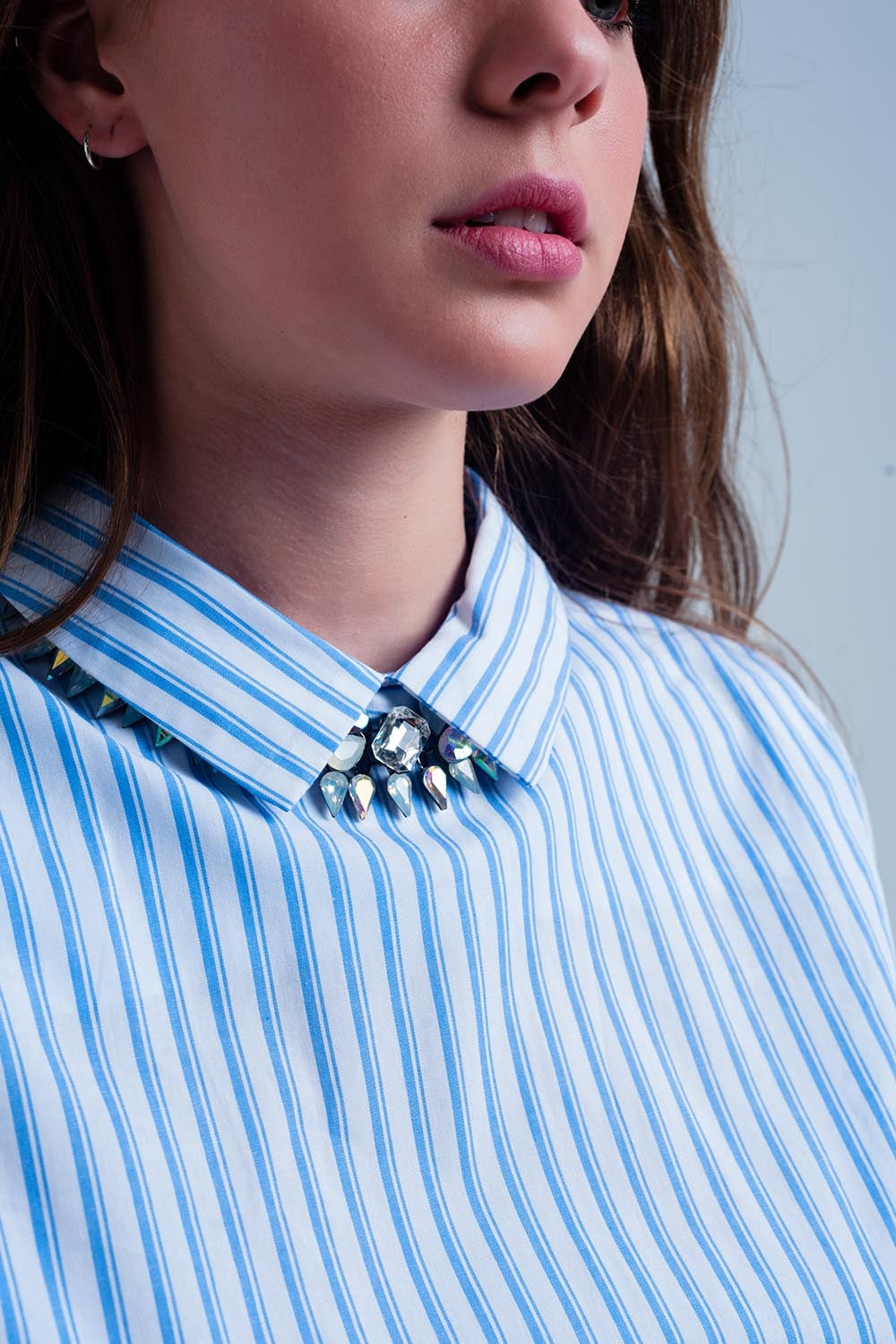 Camisa cropped de rayas en azul Q2