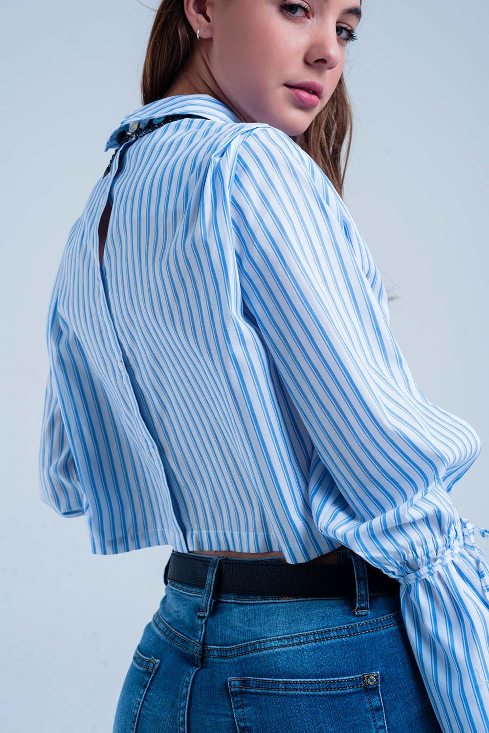Camisa cropped de rayas en azul Q2