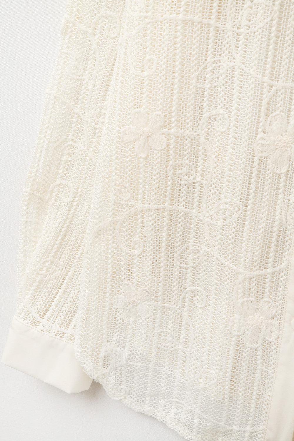 camisa de crochet beige con detalles bordados Q2