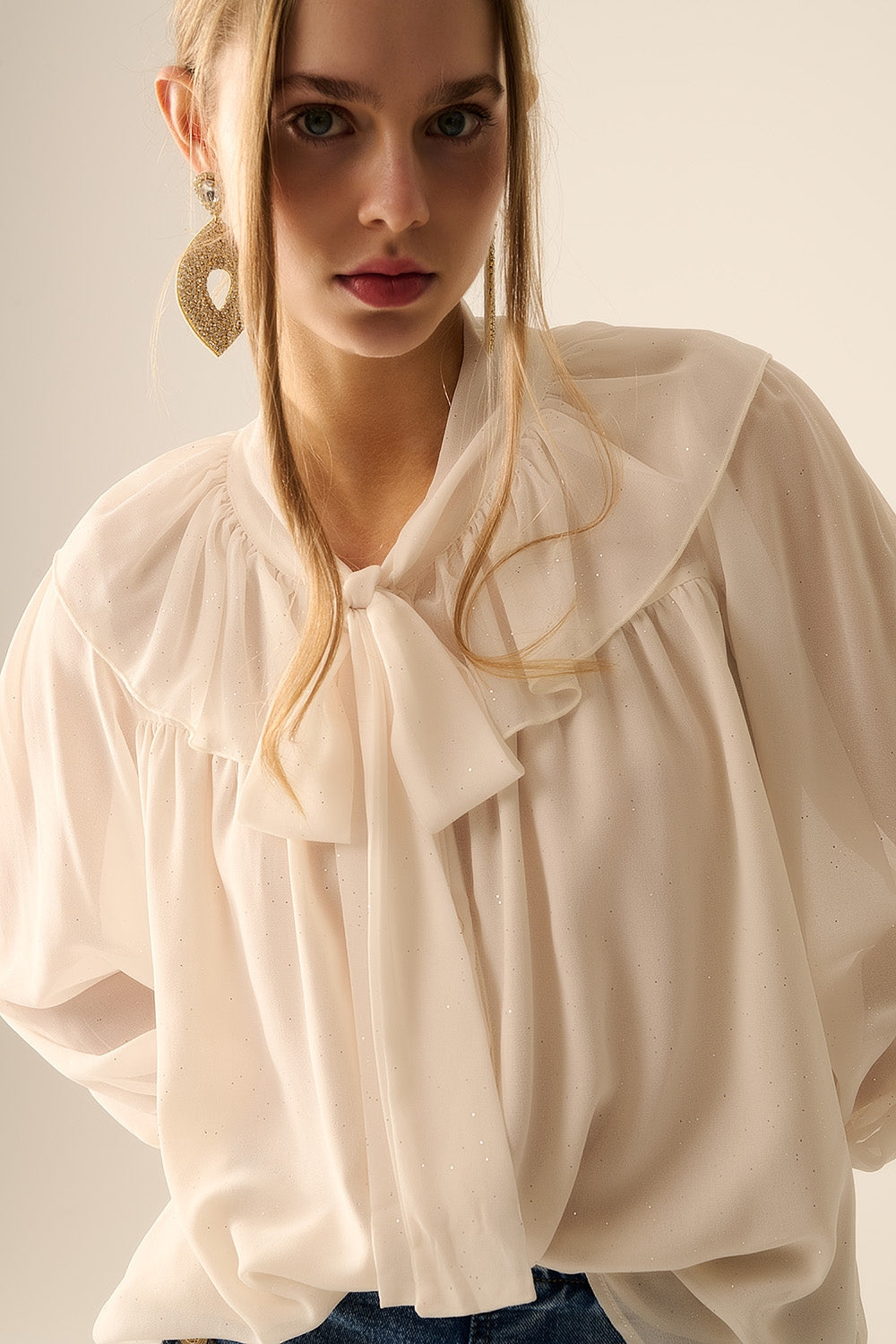Camisa de gasa beige con detalle de lazo Q2