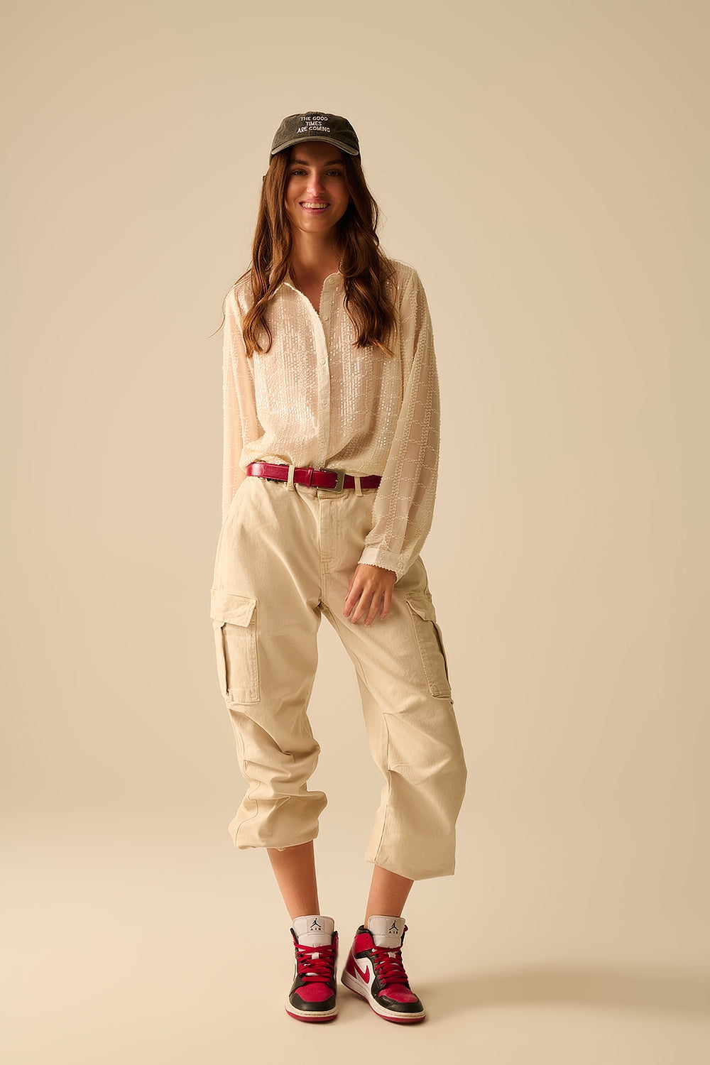 camisa de gasa beige con detalle de lentejuelas Q2