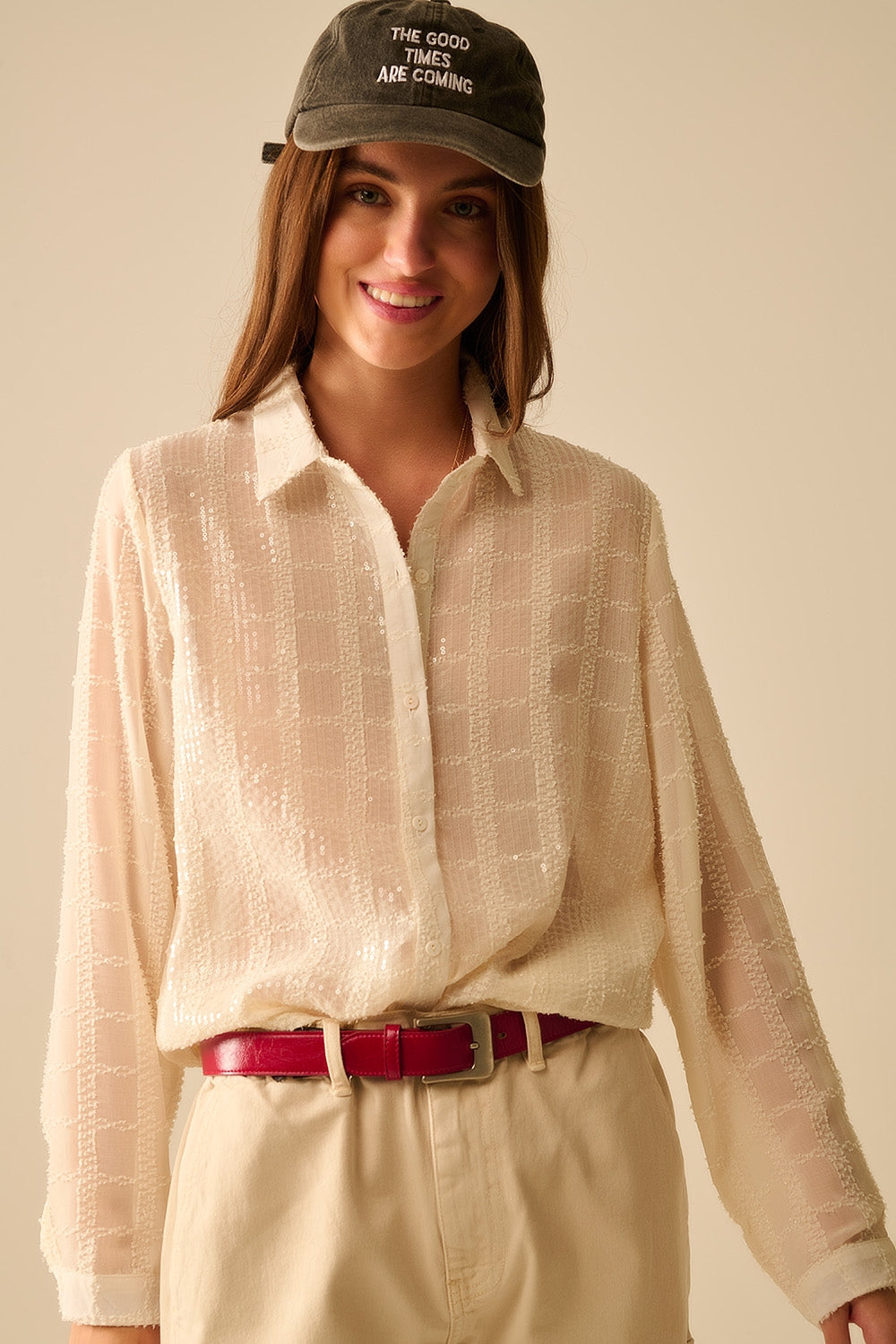 camisa de gasa beige con detalle de lentejuelas Q2