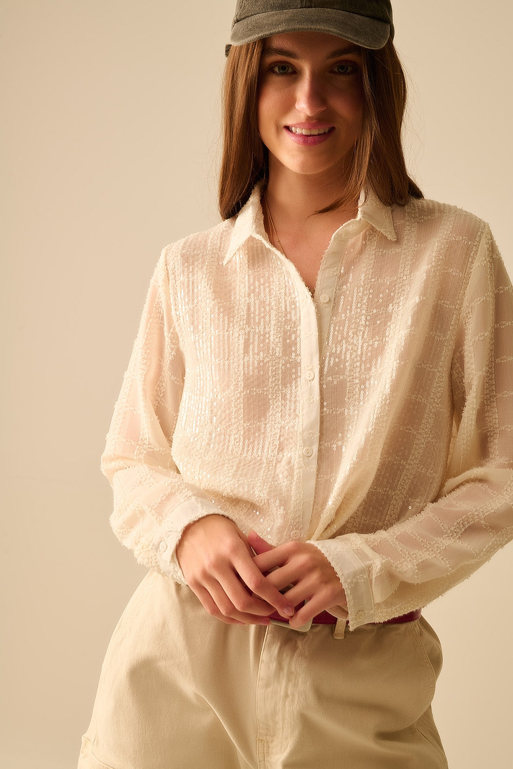 camisa de gasa beige con detalle de lentejuelas Q2