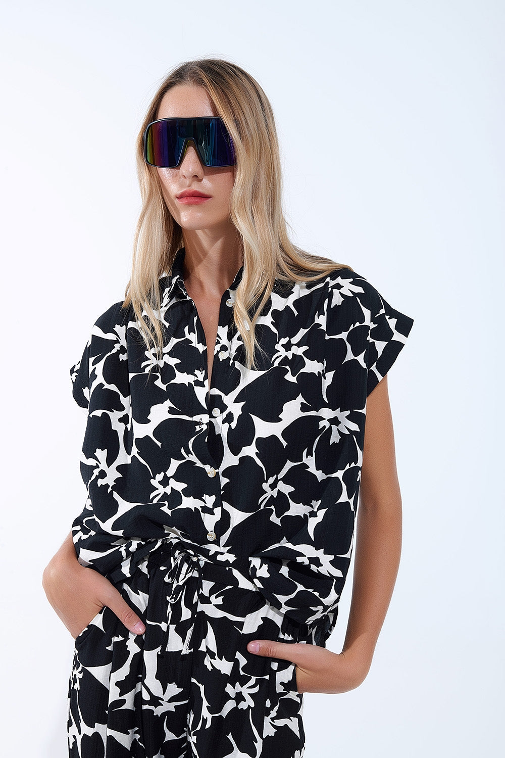 Camisa de manga corta con estampado floral en blanco y negro Q2