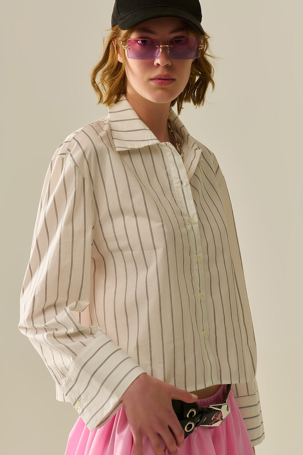 camisa de popelina blanca a rayas recortada Q2
