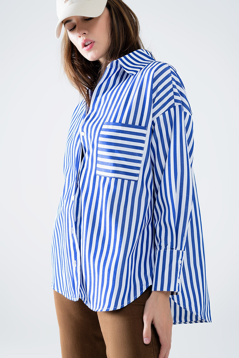 Camisa de popelina con rayas verticales en color azul y bolsillo en el pecho Q2