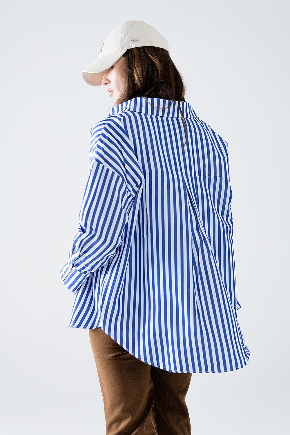 Camisa de popelina con rayas verticales en color azul y bolsillo en el pecho Q2