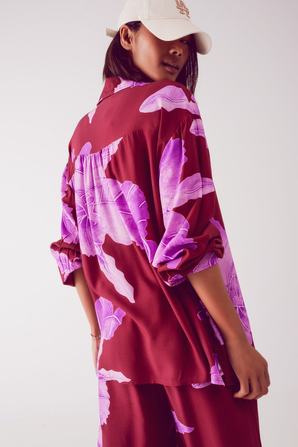 Camisa de Saten en color fucsia con gran estampado floral Q2
