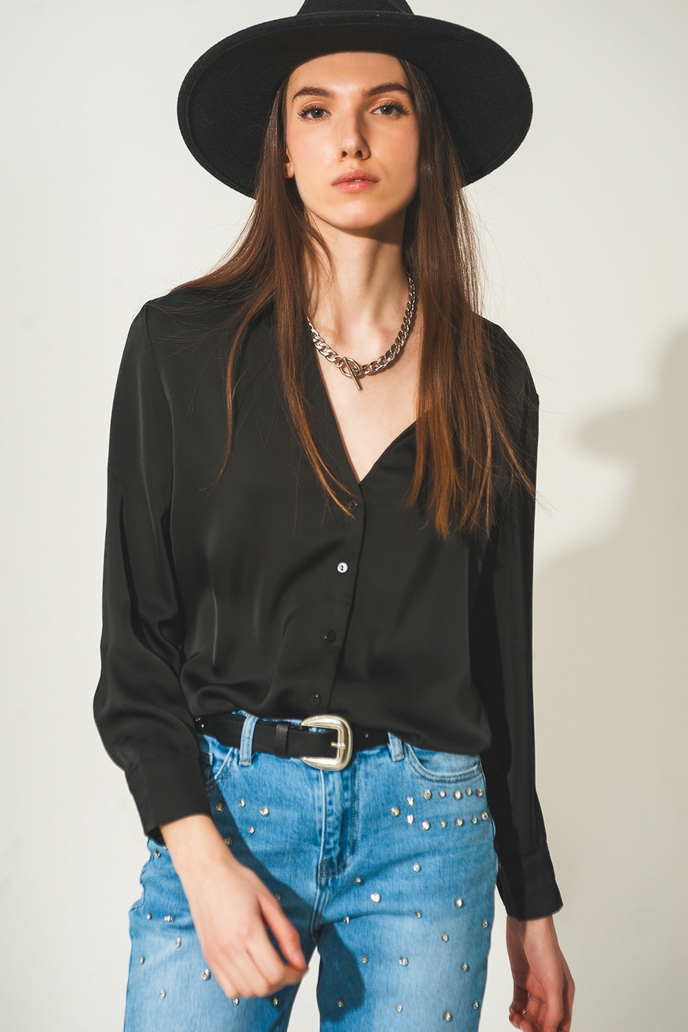 Camisa de saten en negro y cuello de pico Q2