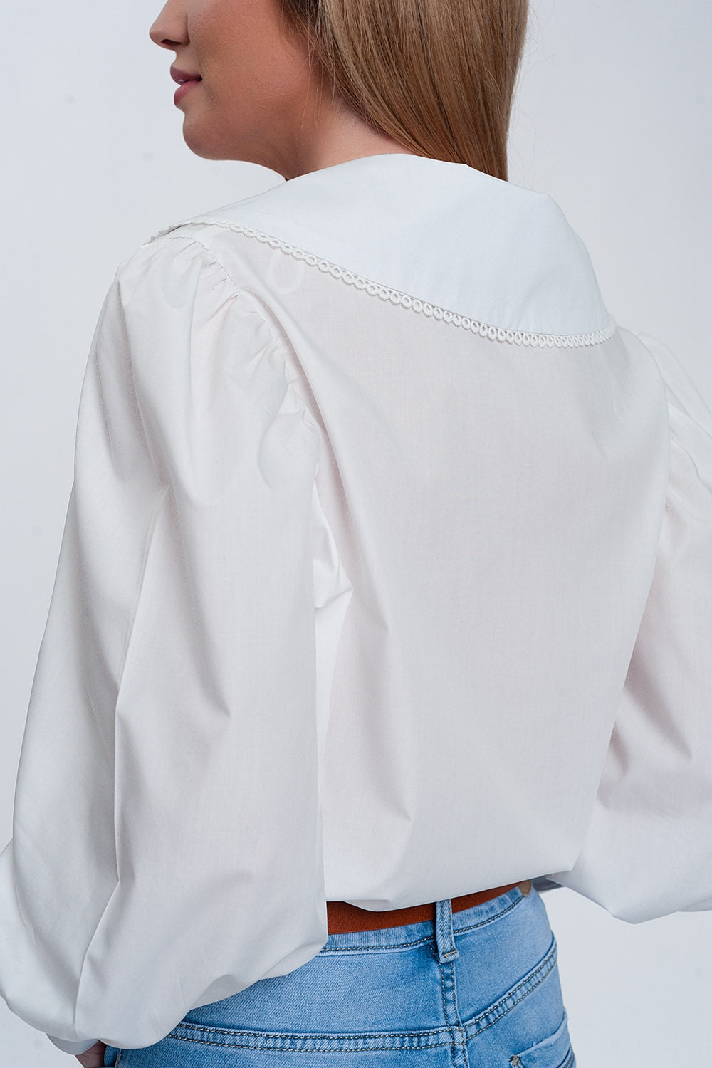 Camisa en blanco con cuello extragrande Q2