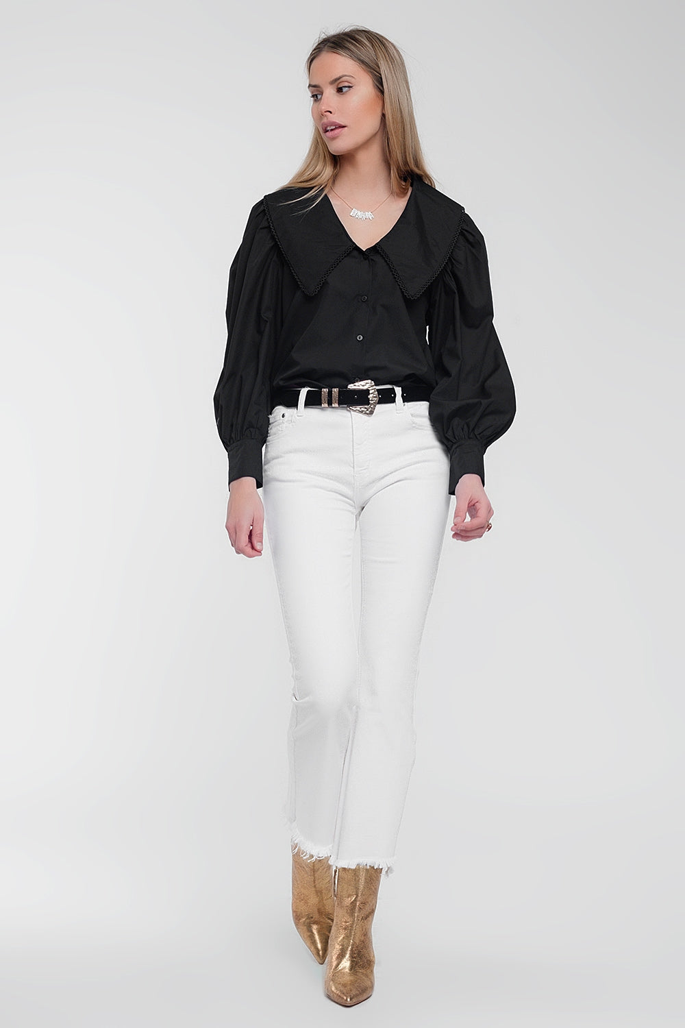 Camisa en negro con cuello extragrande Q2