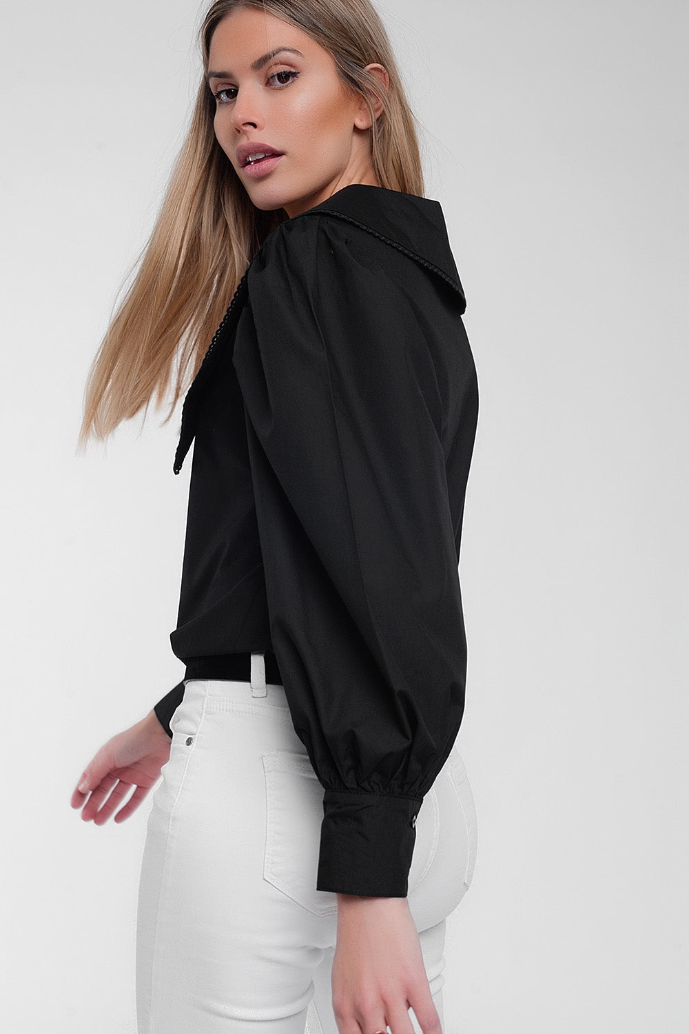 Camisa en negro con cuello extragrande Q2