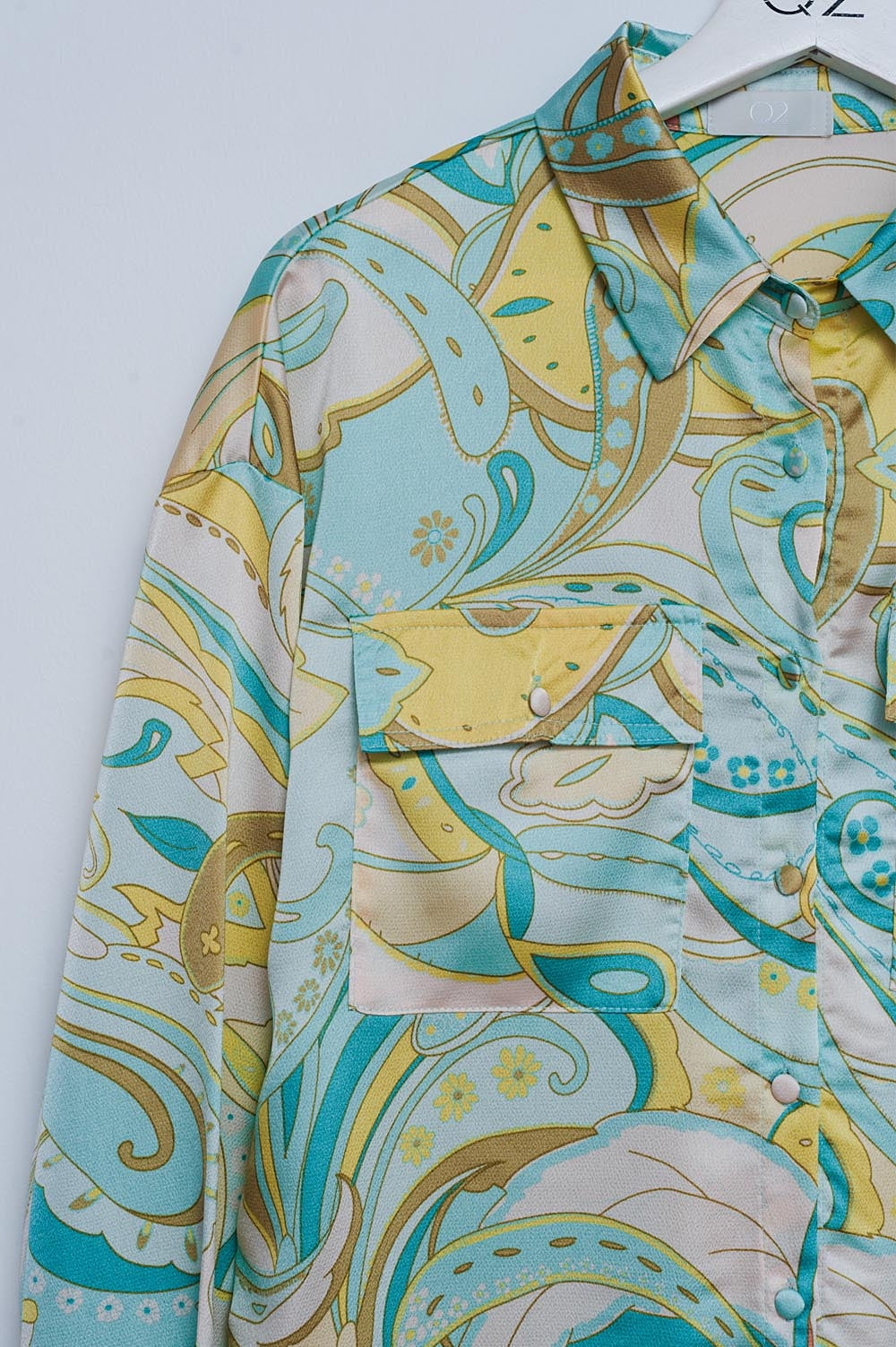 Camisa en verde con estampado abstracto Q2