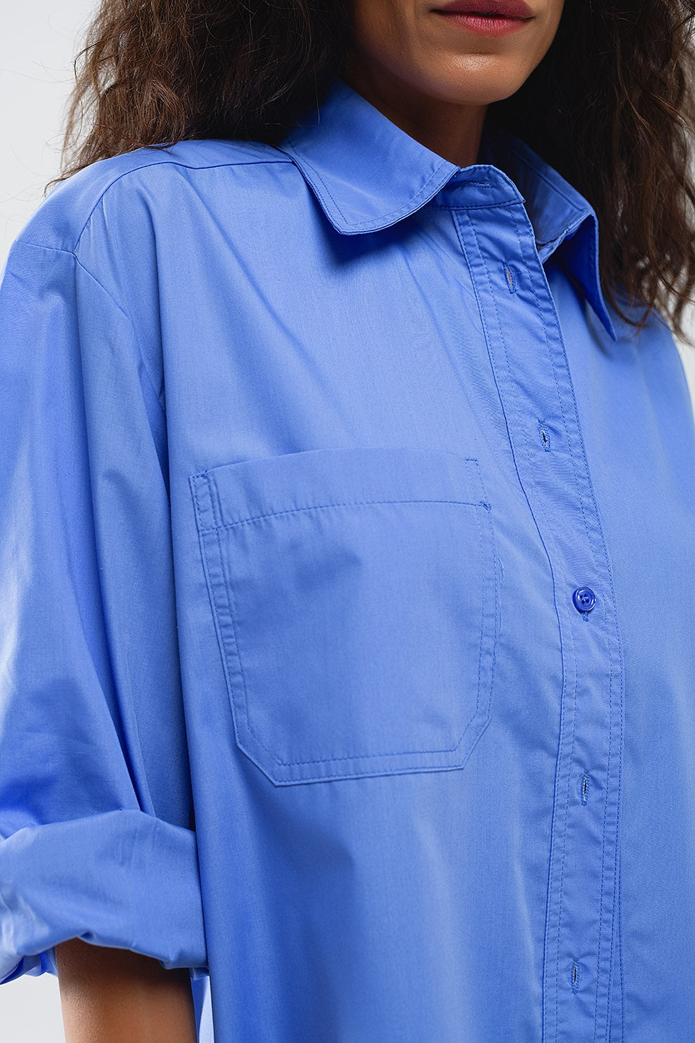 Camisa extragrande de talle alto y bajo en azul Q2