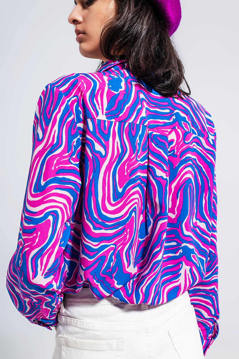 Camisa fluida en tonos luminosos con estampado abstracto Q2