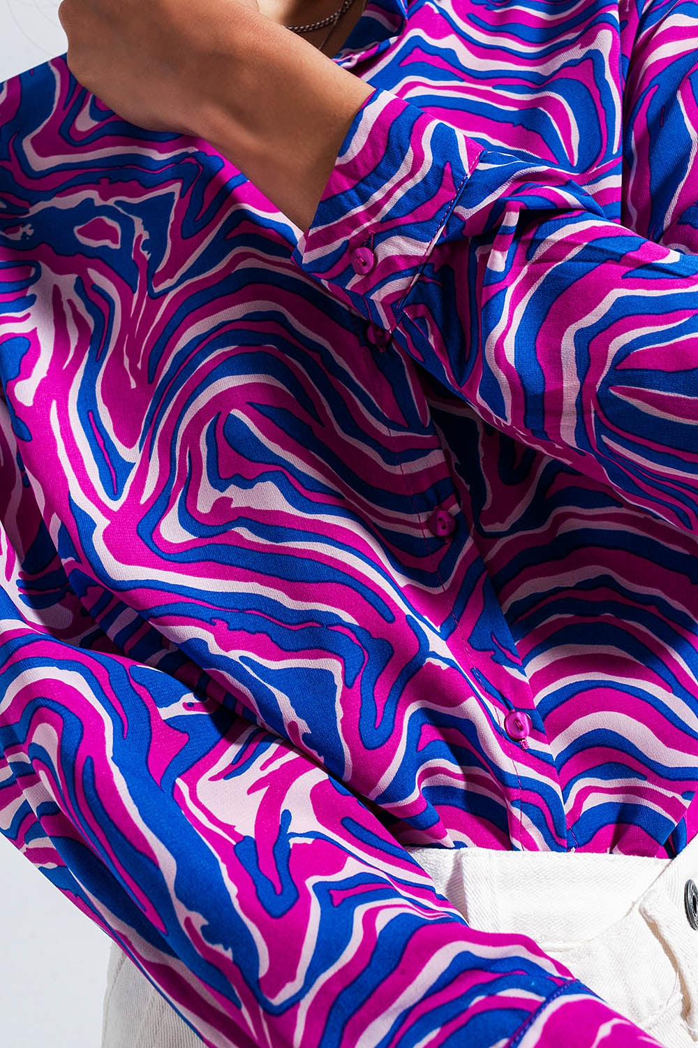 Camisa fluida en tonos luminosos con estampado abstracto Q2