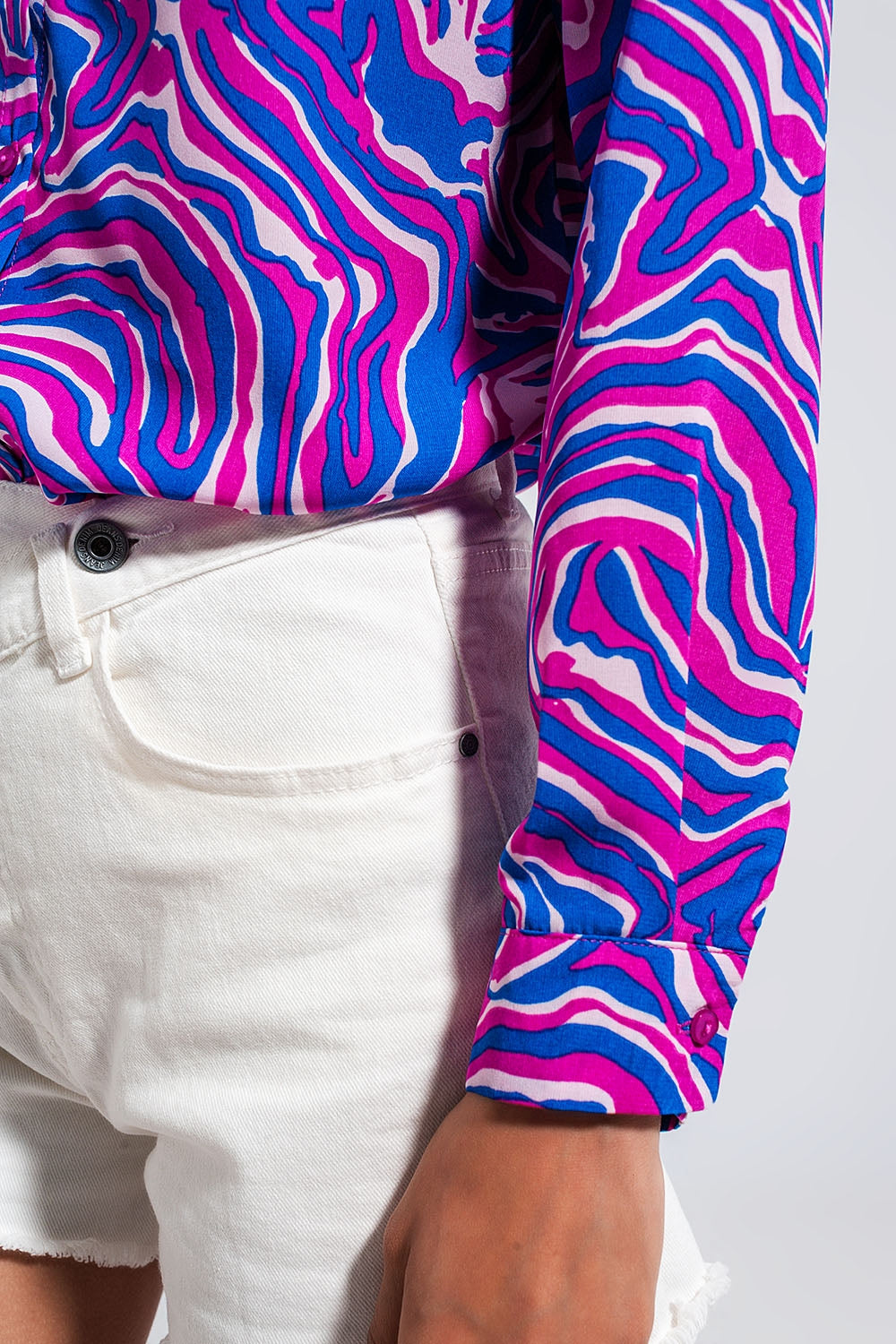 Camisa fluida en tonos luminosos con estampado abstracto Q2