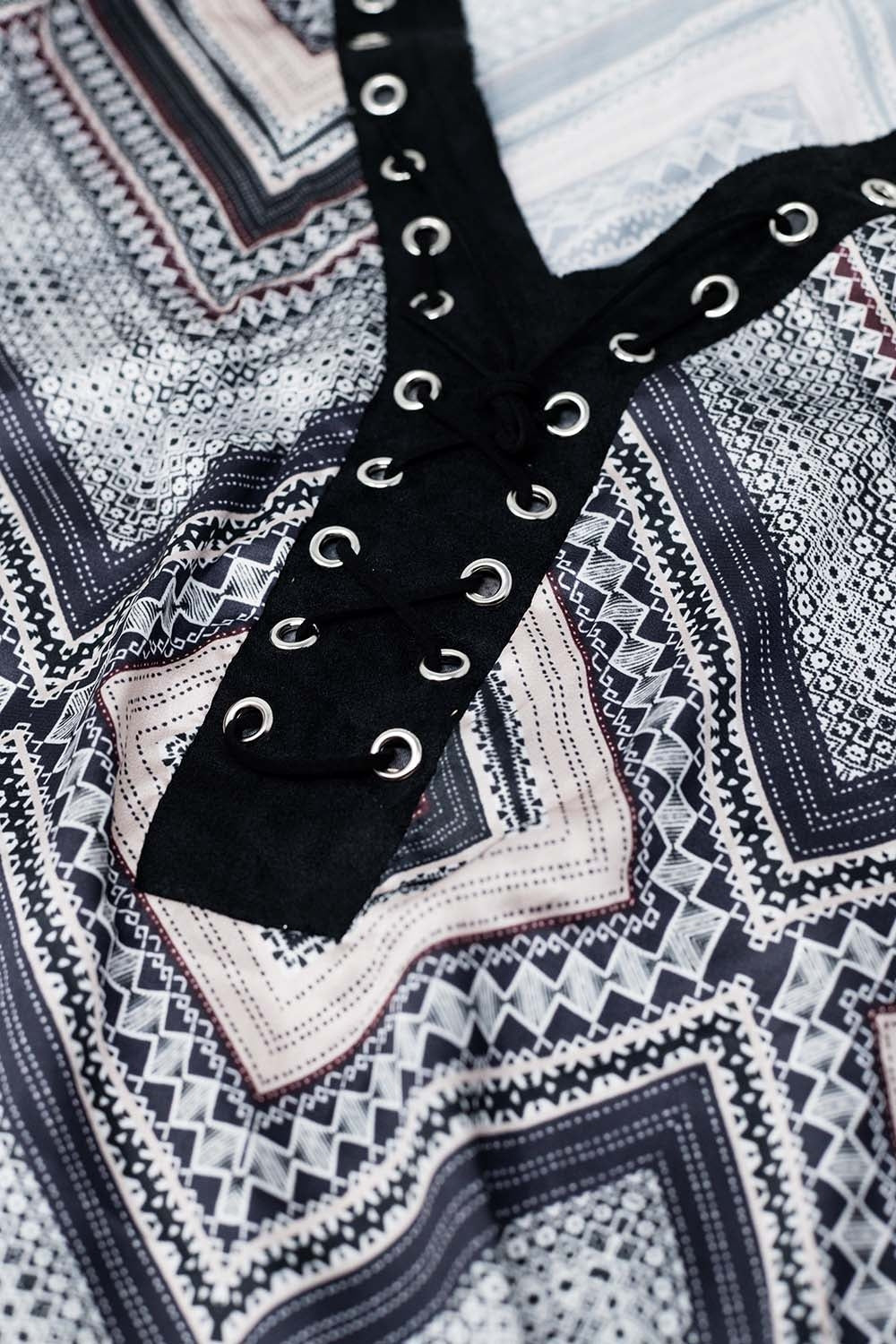 Camisa gris con estampado geométrico y detalle cruzado en el cuello Q2