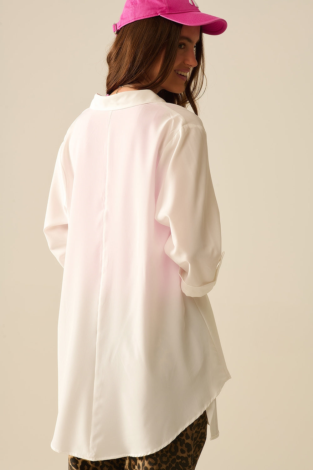 Camisa hecha de tela muy suave y ligera en blanco Q2