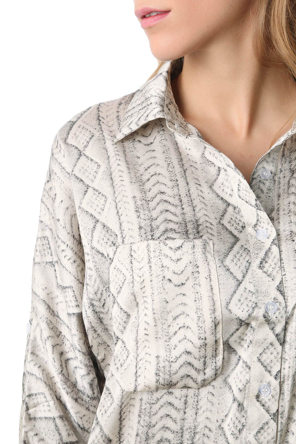 Camisa larga de raso con estampado abstracto gris Q2