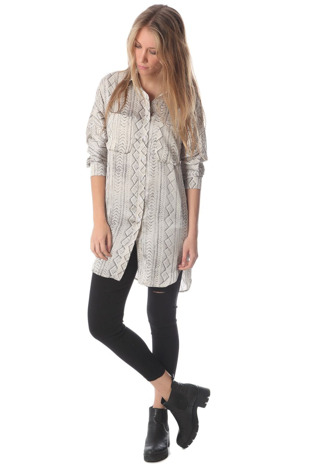 Camisa larga de raso con estampado abstracto gris Q2