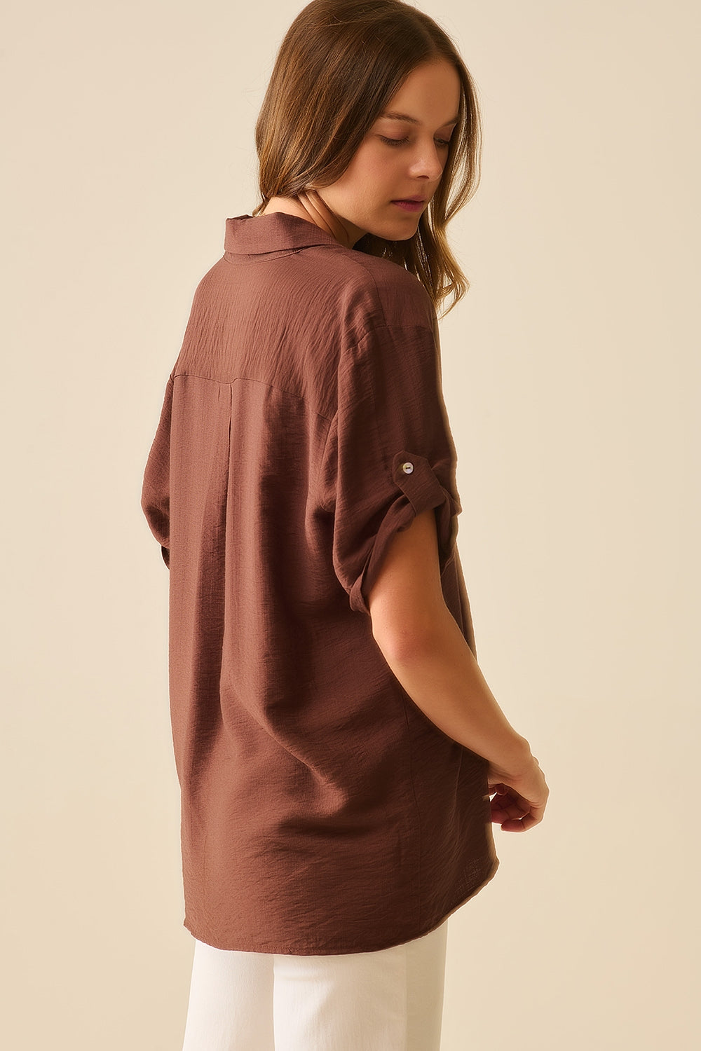 Camisa marrón chocolate con mangas cortas y pliegue en la manga Q2