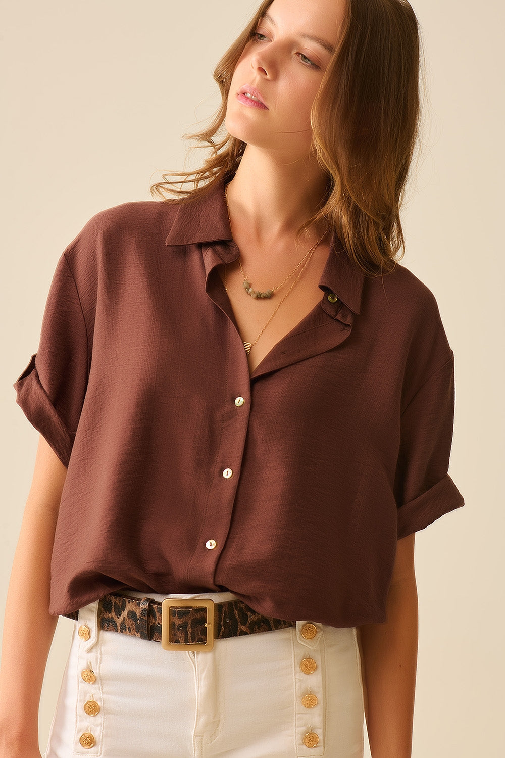 Camisa marrón chocolate con mangas cortas y pliegue en la manga Q2