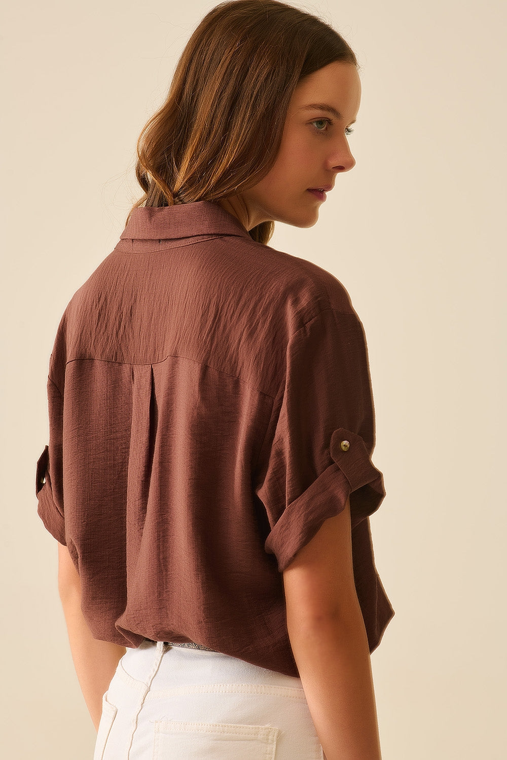 Camisa marrón chocolate con mangas cortas y pliegue en la manga Q2