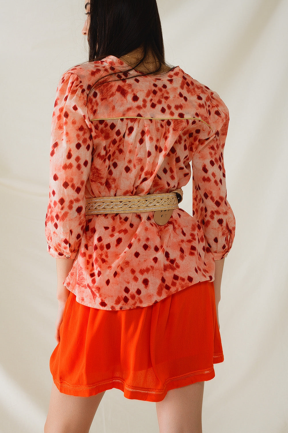 Camisa naranja con estampado abstracto y mangas 3/4 Q2