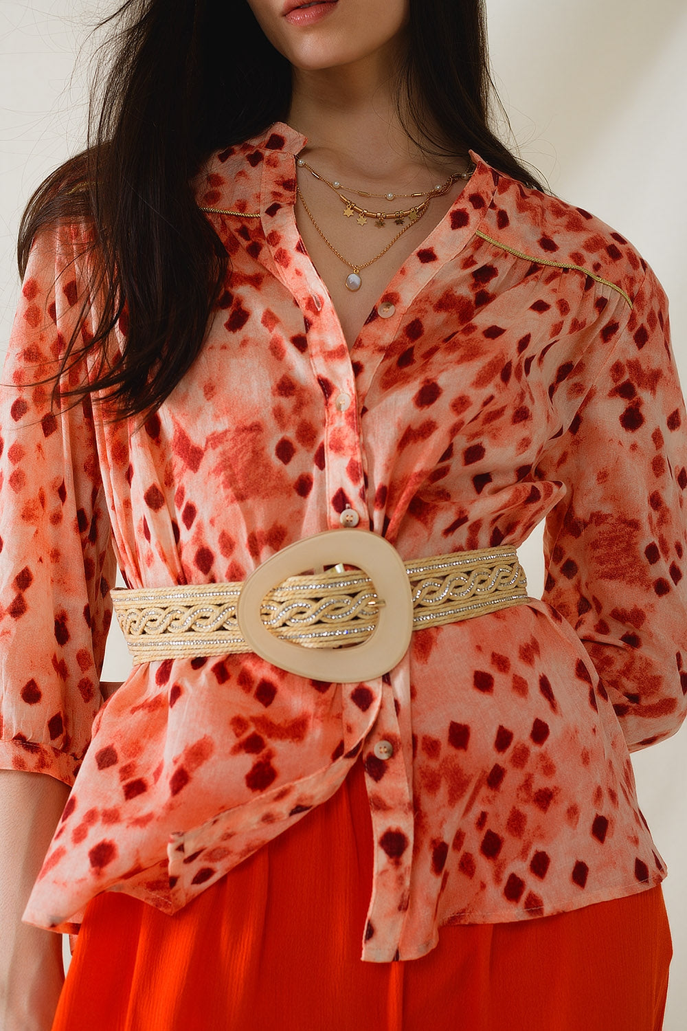 Camisa naranja con estampado abstracto y mangas 3/4 Q2