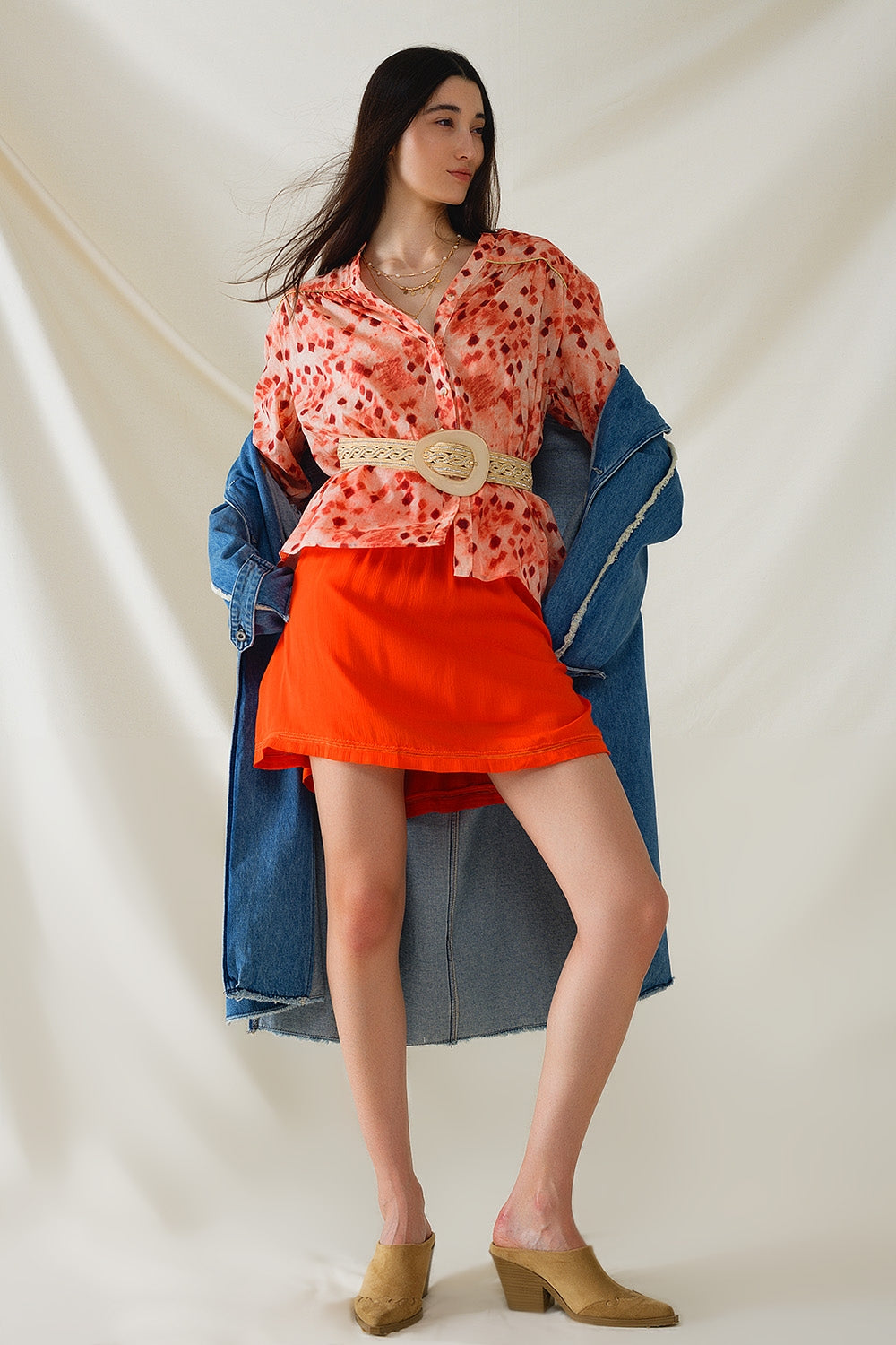 Camisa naranja con estampado abstracto y mangas 3/4 Q2
