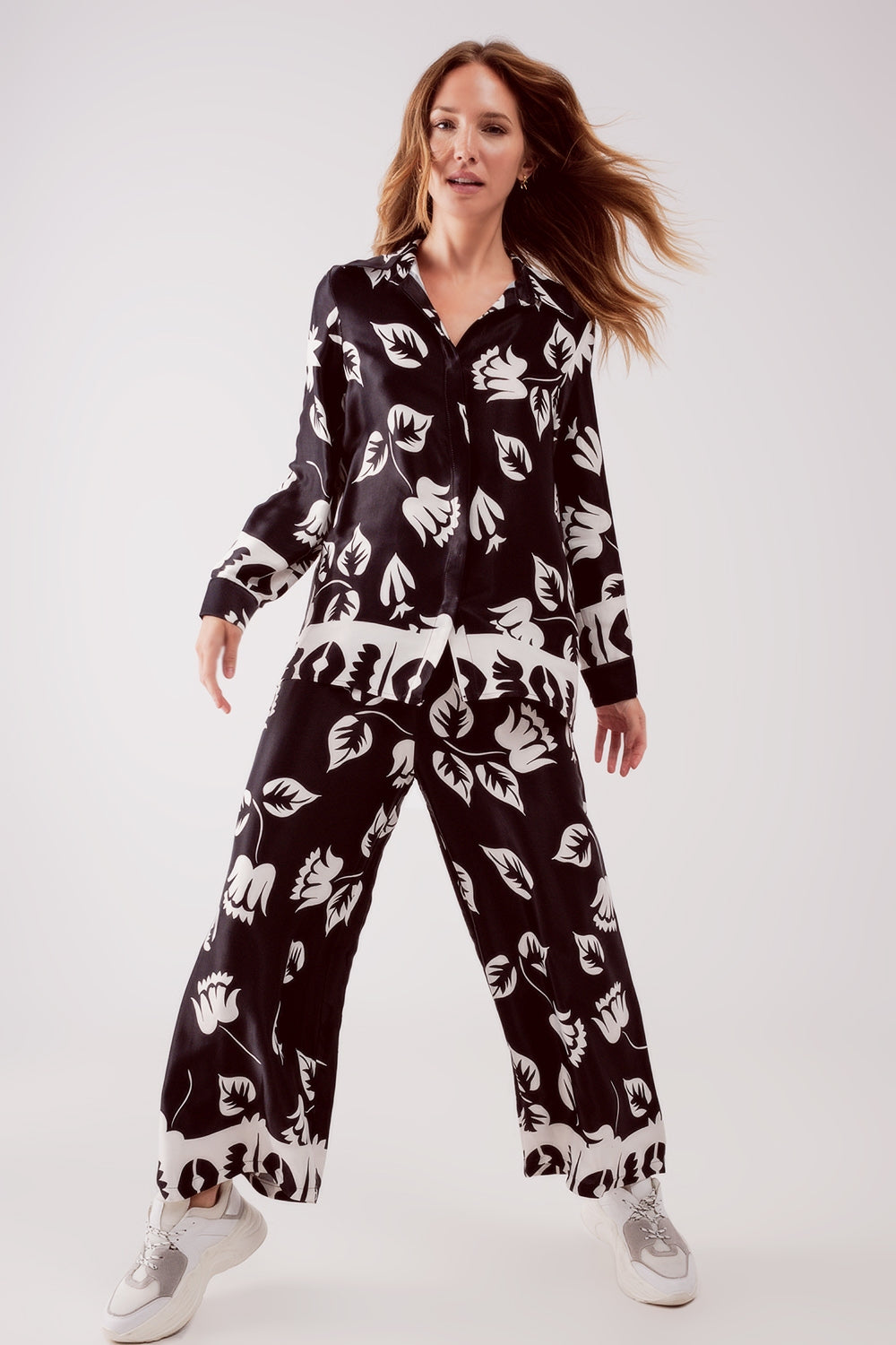 Camisa negra con estampado de flores Q2