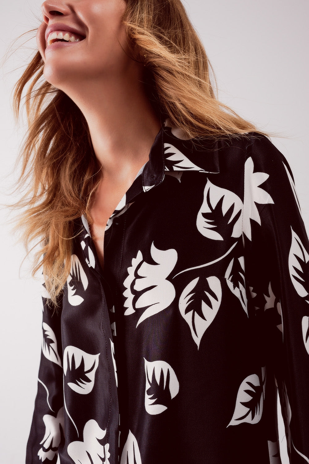 Camisa negra con estampado de flores Q2
