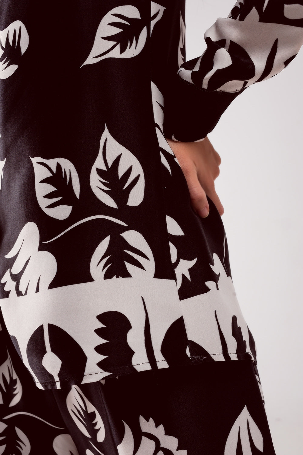 Camisa negra con estampado de flores Q2