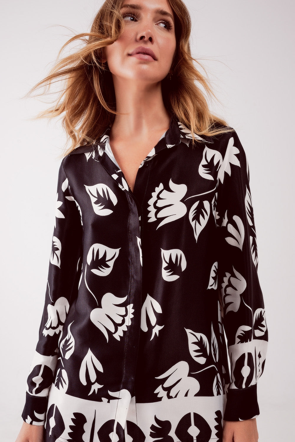 Q2 Camisa negra con estampado de flores