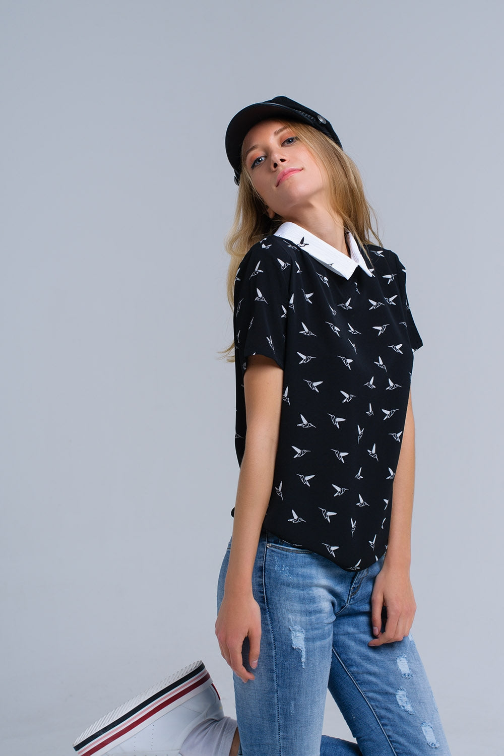 Q2 Camisa negra con pájaros estampados blancos