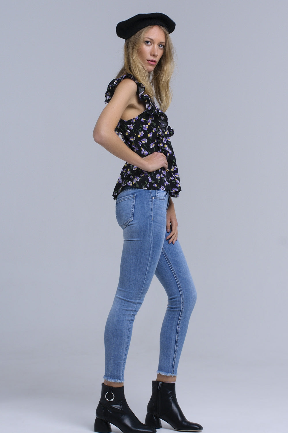 Camisa negra cruzada con volantes Q2