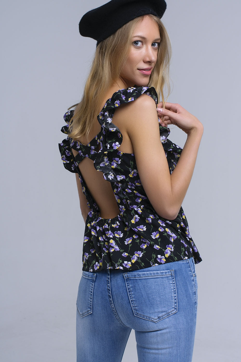 Q2 Camisa negra cruzada con volantes