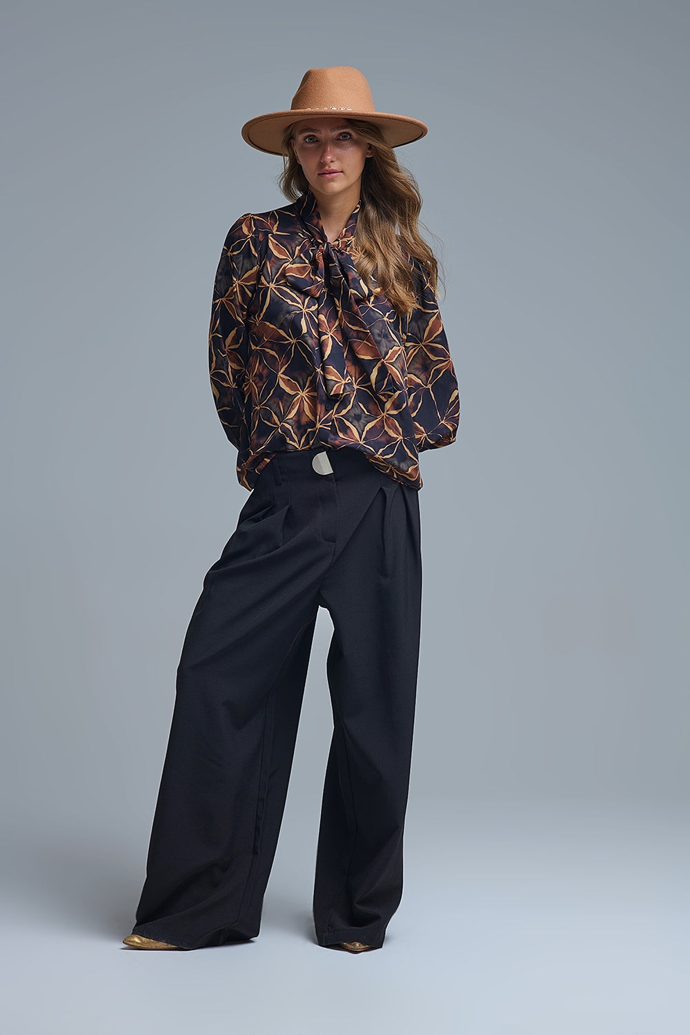 Camisa negra de gasa con estampado abstracto y lazo anudado Q2