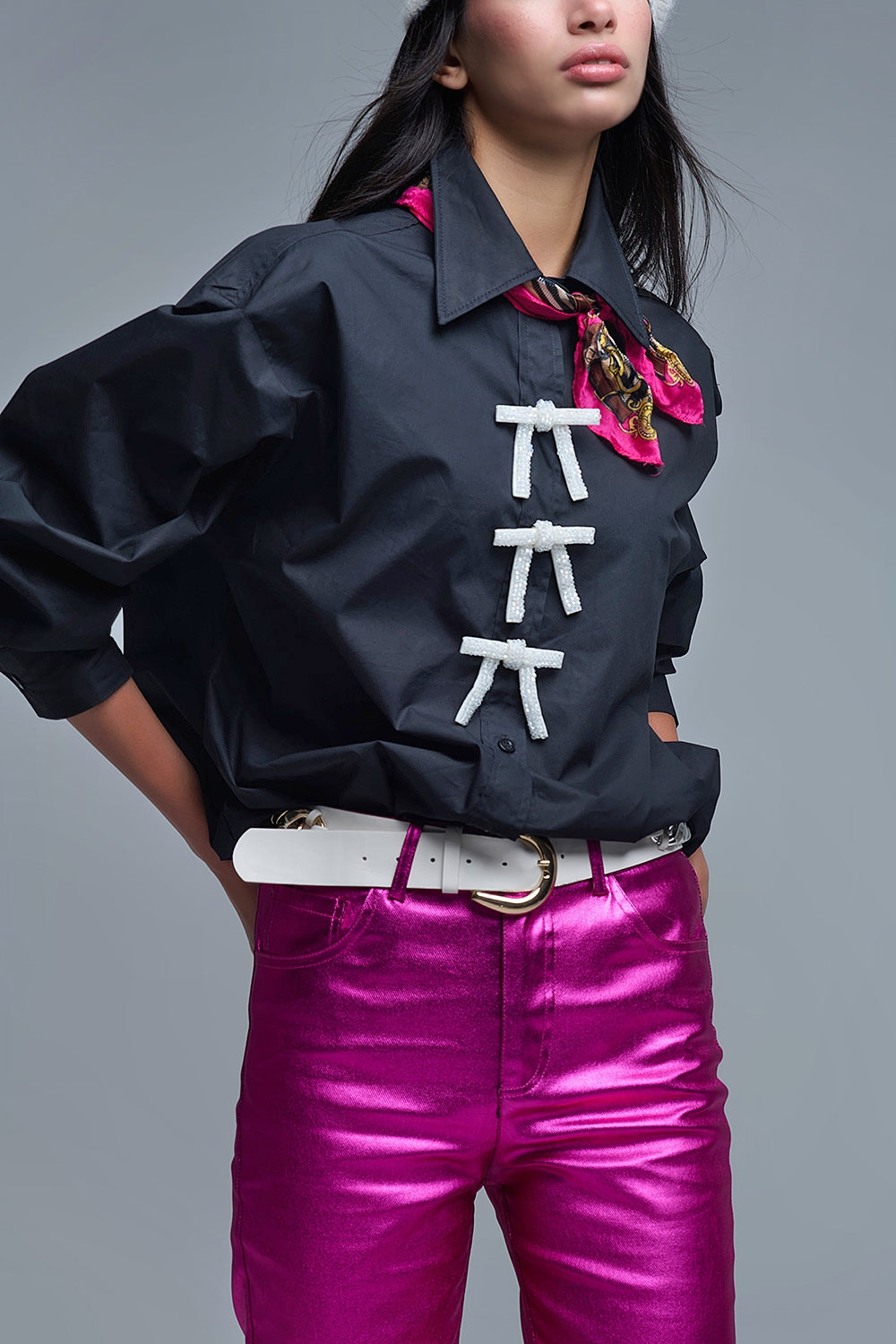 Camisa negra oversize de popelina con botones blancos de cuentas Q2