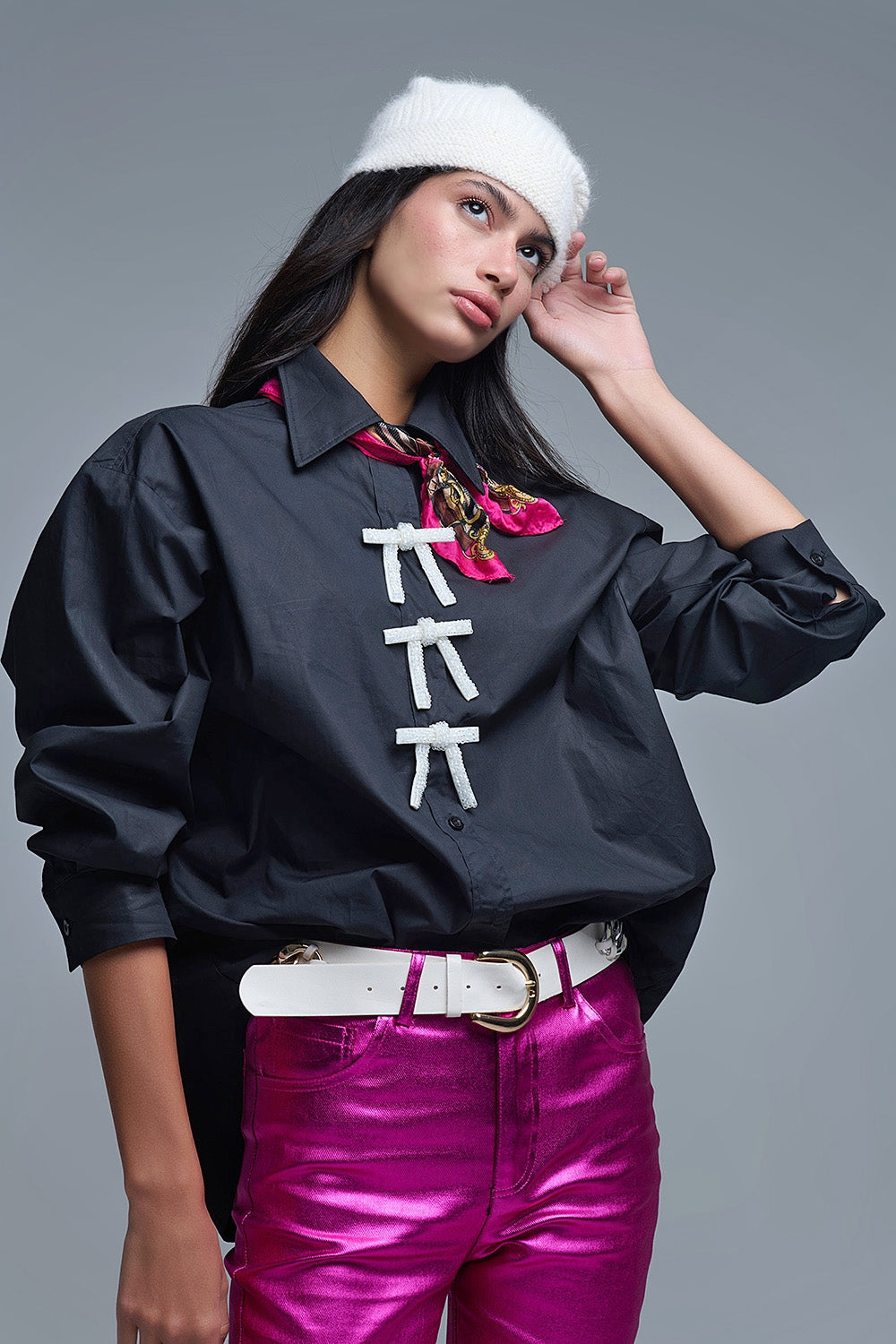 Camisa negra oversize de popelina con botones blancos de cuentas Q2