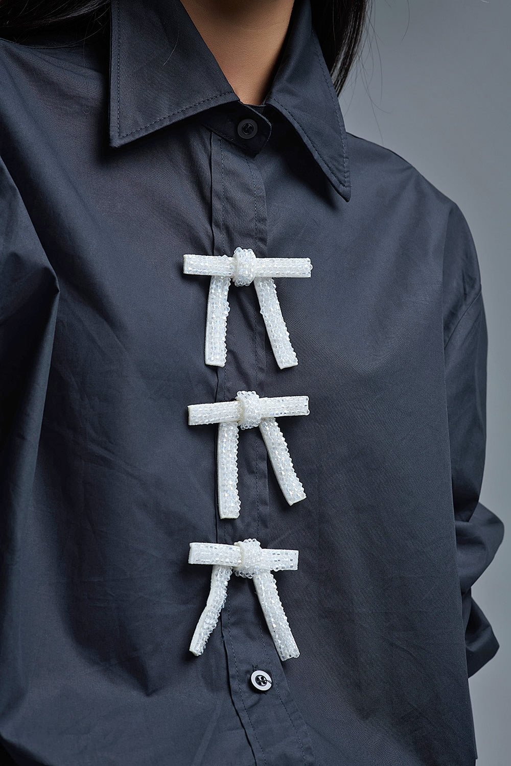 Camisa negra oversize de popelina con botones blancos de cuentas Q2