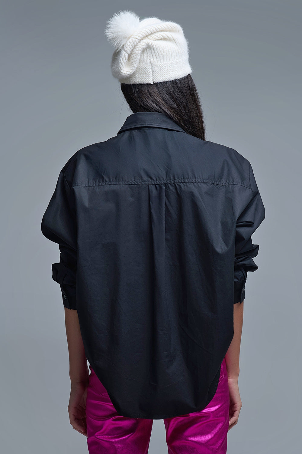 Camisa negra oversize de popelina con botones blancos de cuentas Q2
