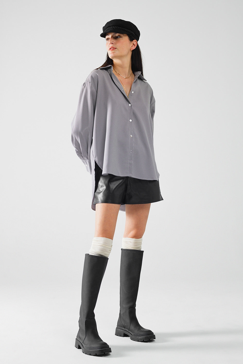 Camisa oversize de cuadros con detalle de lazo en blanco y negro Q2