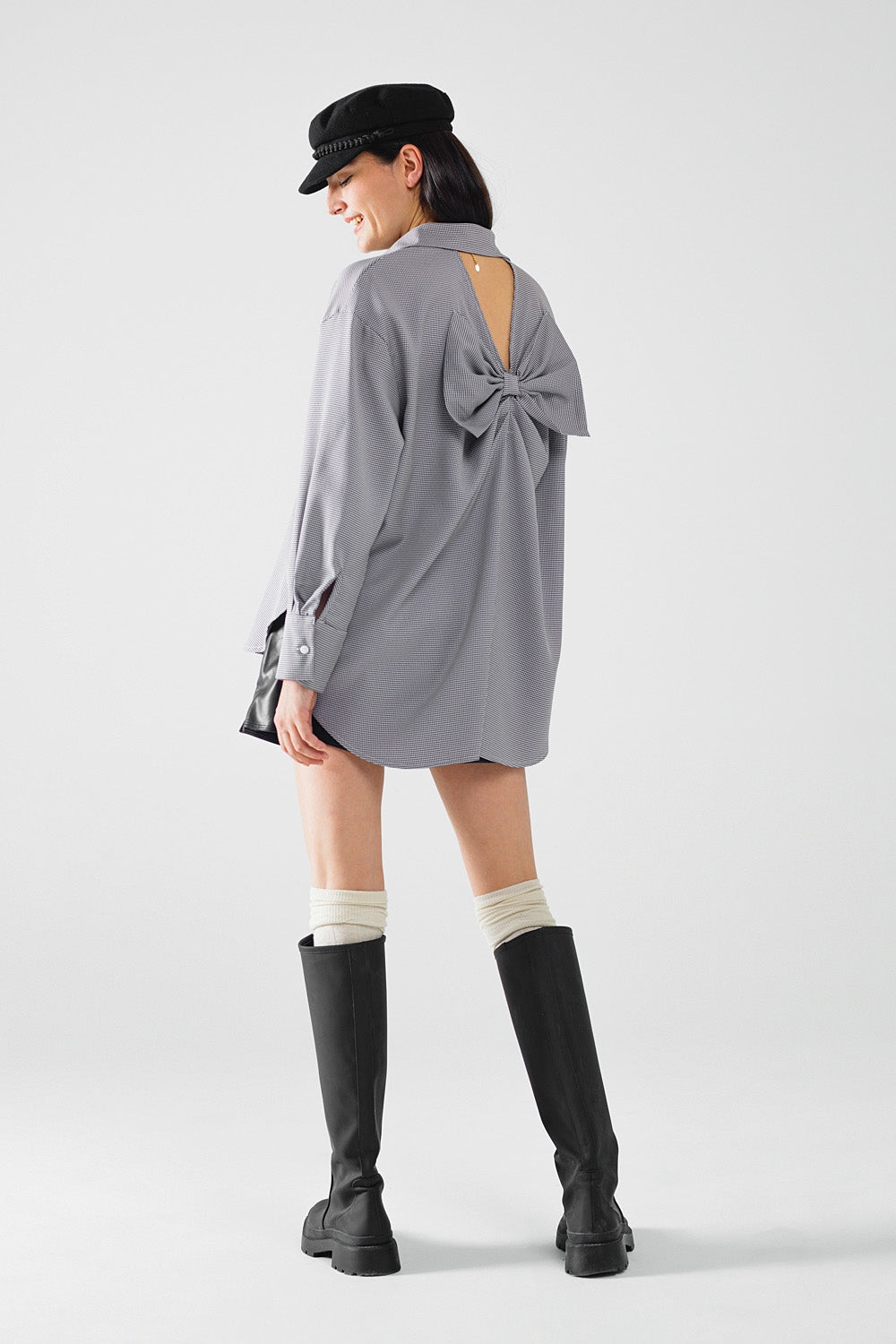 Camisa oversize de cuadros con detalle de lazo en blanco y negro Q2