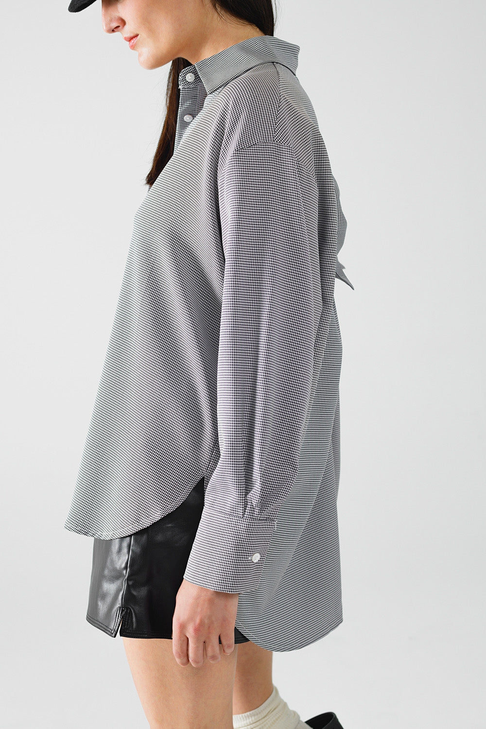 Camisa oversize de cuadros con detalle de lazo en blanco y negro Q2