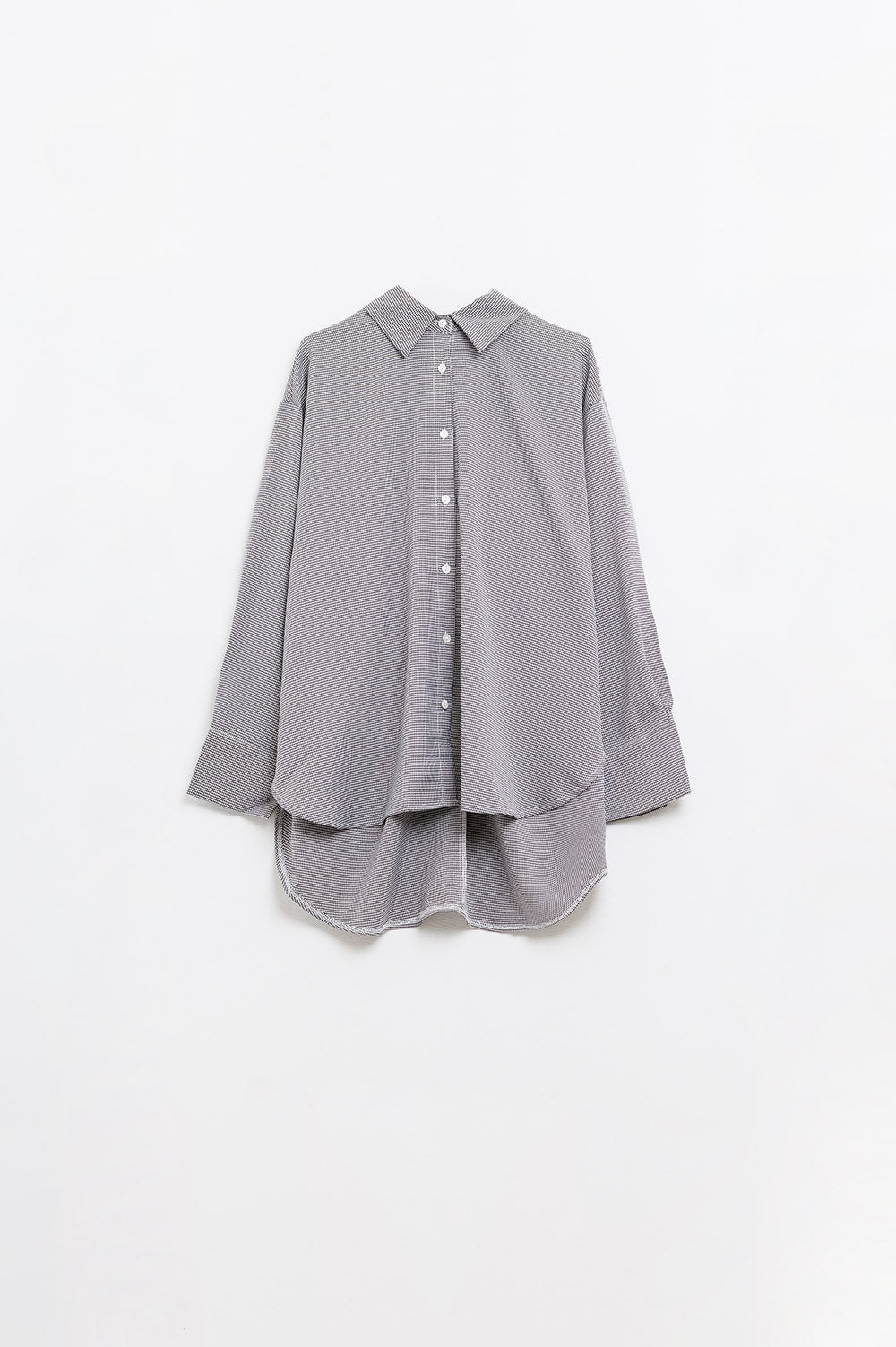 Camisa oversize de cuadros con detalle de lazo en blanco y negro Q2