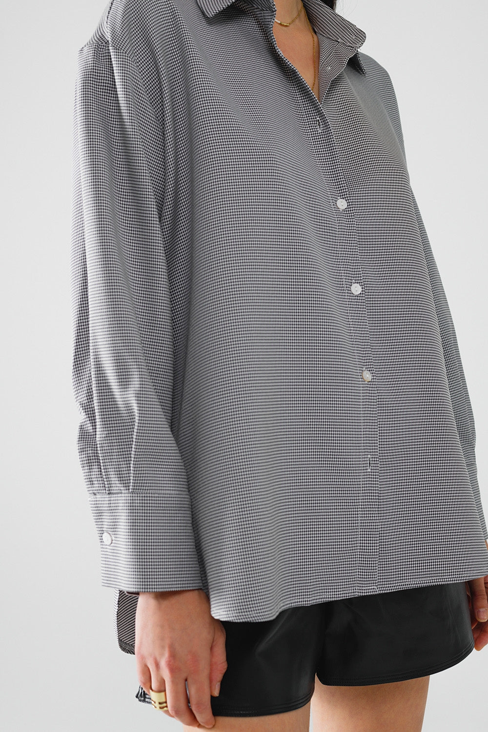 Camisa oversize de cuadros con detalle de lazo en blanco y negro Q2