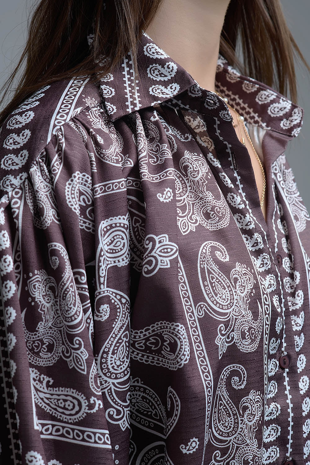 Camisa Paisley Marrón Con Mangas Voluminosas Q2
